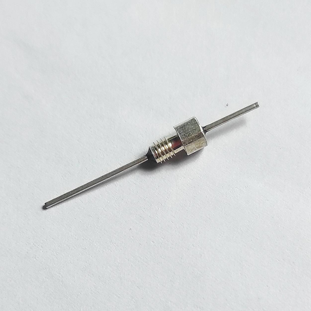 خازن فیدترو 4.7 نانوفاراد با رزوه M3 برای فیلتر EMI/RF