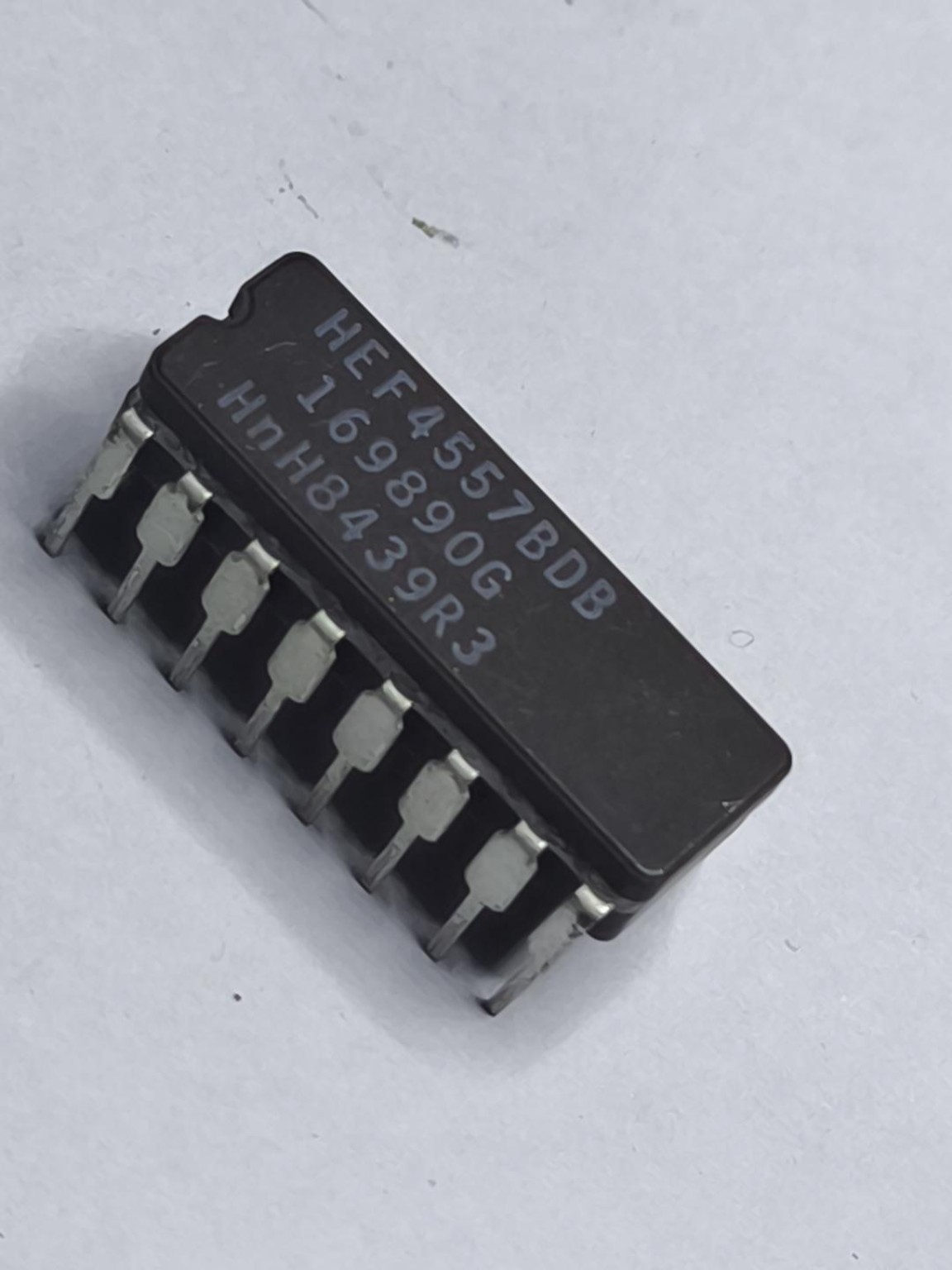 آی‌سی رجیستر شیفت CMOS با طول قابل برنامه‌ریزی 1 تا 64 بیت HEF4557BDB ، DIP-16 سرامیکی